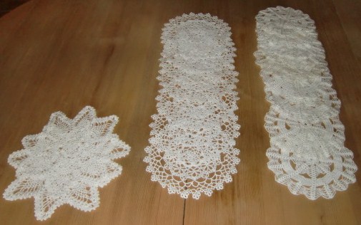 M626M Three sets of crochet doilies