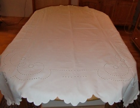 M610M Large tablecloth with white stitching embroidery