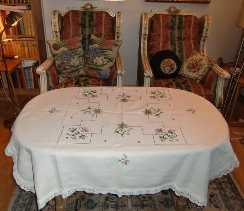 M587M Embroidered linen tablecloth from 1930-40s