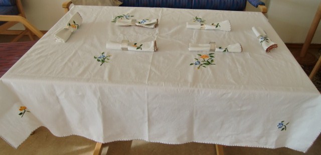 M689M Vintage embroidered linen cloth with six napkins