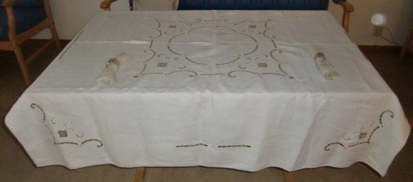 M680M Linen tea cloth with great embroidery and two napkins
