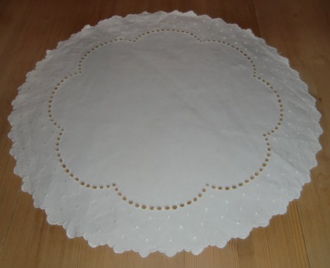 M695M Round tablecloth with white stitching