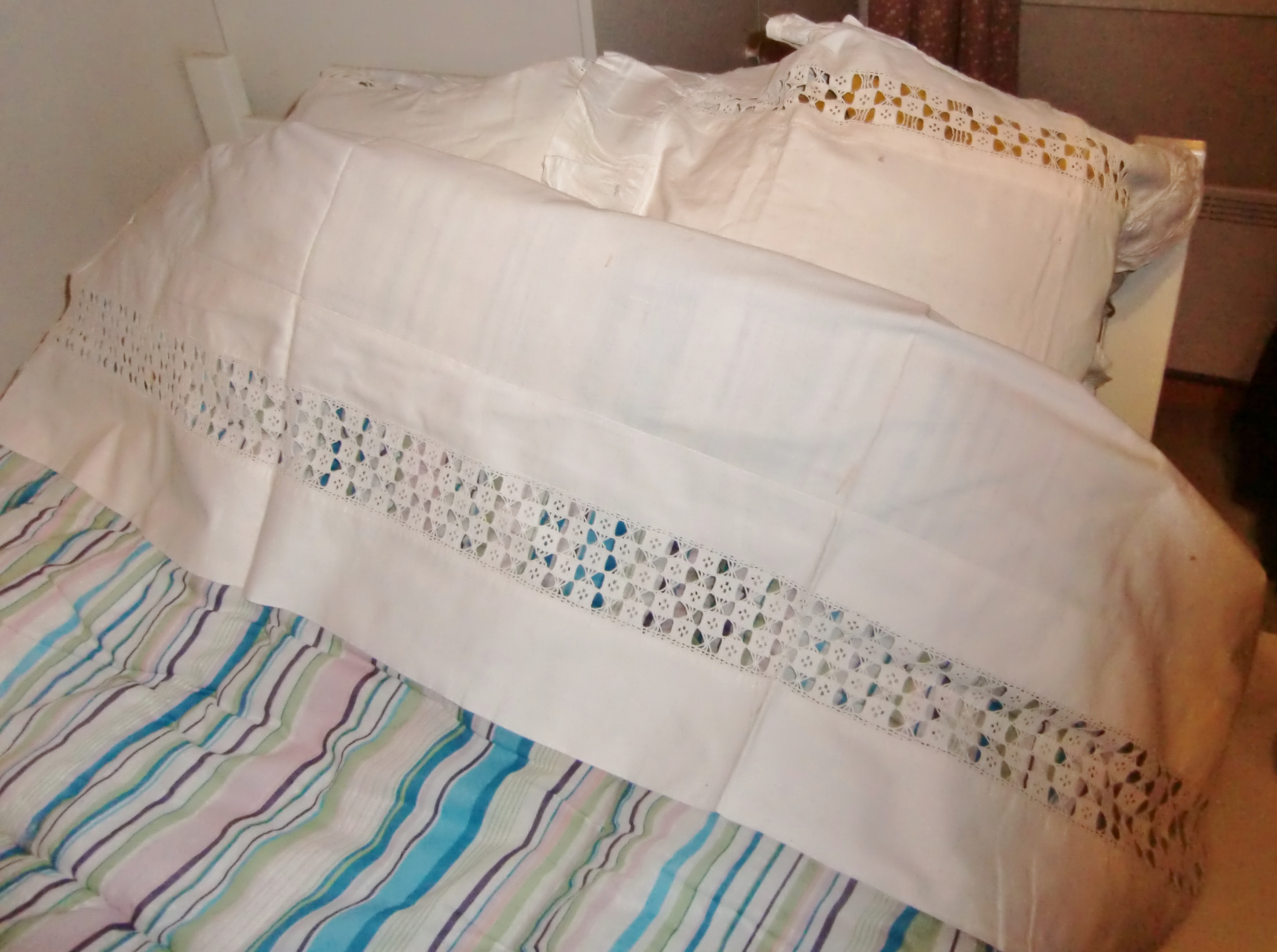 M896M Over sheets and two pillowcases with lace
