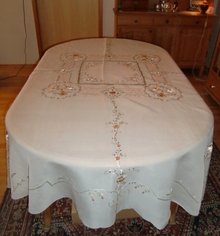 M640M Magnificent large tablecloth