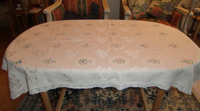 M637M Embroidered tablecloth