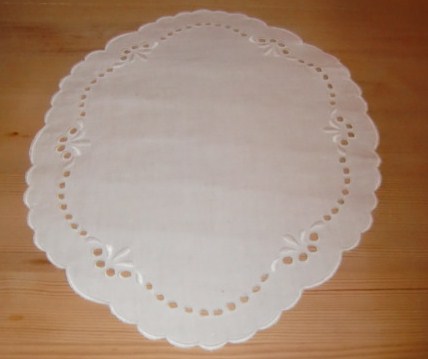 M696M Oval tablecloth with white stitching